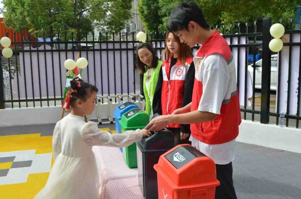 柳荷投資 東湖高新區關東街金色童年幼兒園萌娃與志愿者共筑環保夢